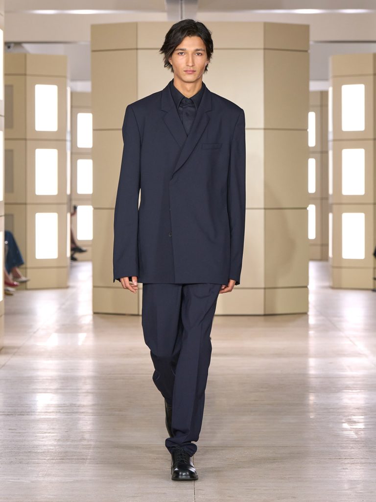 COS AW26 SHOW LOOK 31 - Moda anilor ’20 reinterpretata in colectia COS toamna-iarna 2026