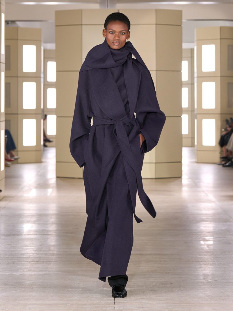 COS AW26 SHOW LOOK 32 - Moda anilor ’20 reinterpretata in colectia COS toamna-iarna 2026