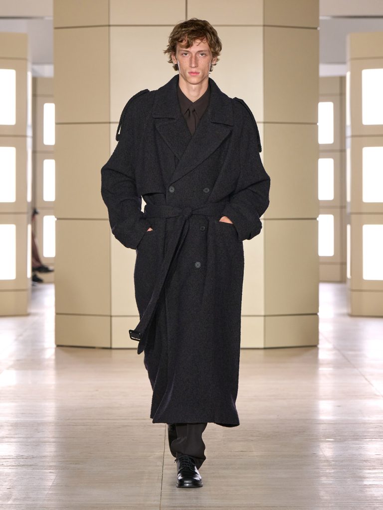 COS AW26 SHOW LOOK 33 - Moda anilor ’20 reinterpretata in colectia COS toamna-iarna 2026