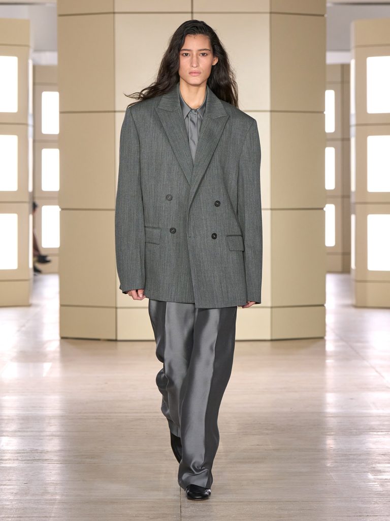COS AW26 SHOW LOOK 35 - Moda anilor ’20 reinterpretata in colectia COS toamna-iarna 2026