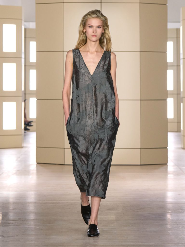 COS AW26 SHOW LOOK 36 - Moda anilor ’20 reinterpretata in colectia COS toamna-iarna 2026