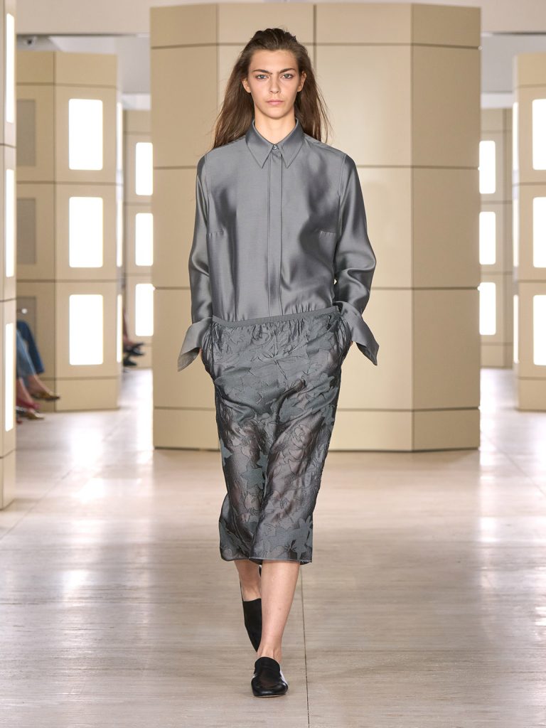 COS AW26 SHOW LOOK 38 - Moda anilor ’20 reinterpretata in colectia COS toamna-iarna 2026