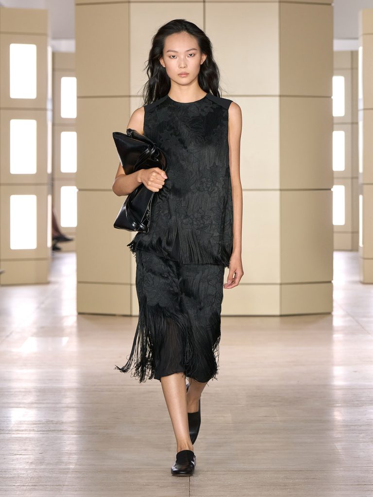 COS AW26 SHOW LOOK 39 - Moda anilor ’20 reinterpretata in colectia COS toamna-iarna 2026