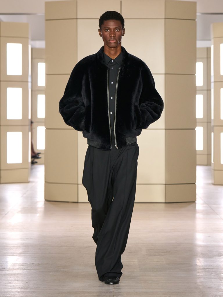 COS AW26 SHOW LOOK 41 - Moda anilor ’20 reinterpretata in colectia COS toamna-iarna 2026