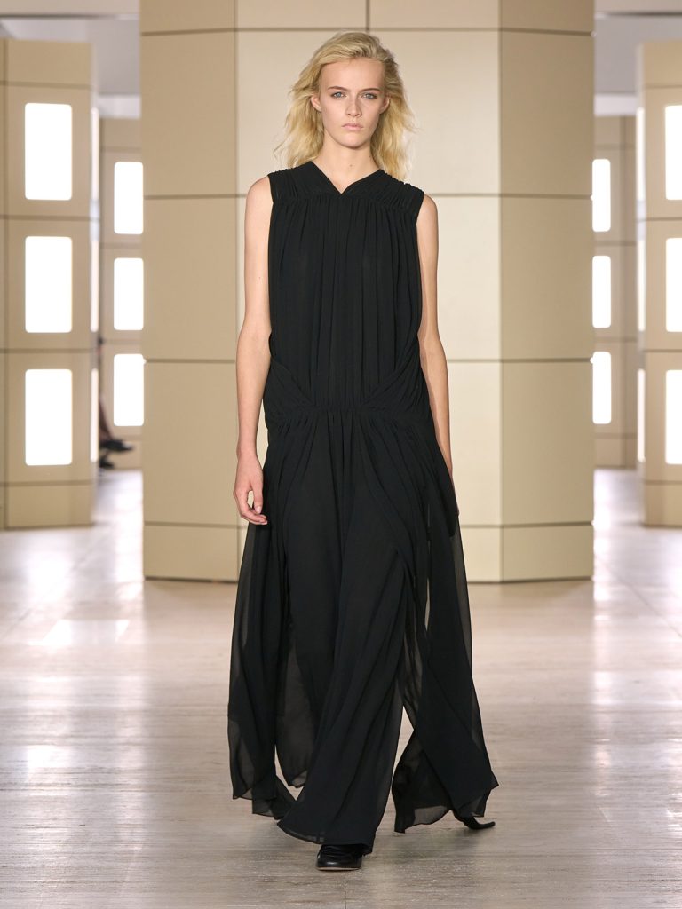 COS AW26 SHOW LOOK 42 - Moda anilor ’20 reinterpretata in colectia COS toamna-iarna 2026