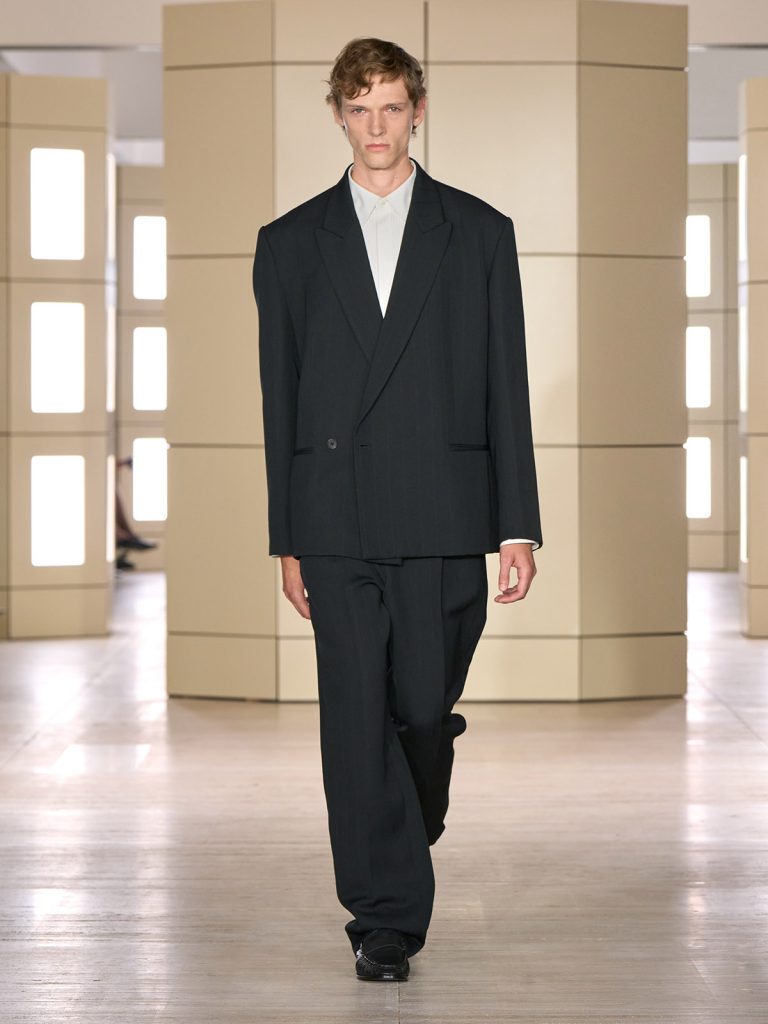 COS AW26 SHOW LOOK 43 - Moda anilor ’20 reinterpretata in colectia COS toamna-iarna 2026