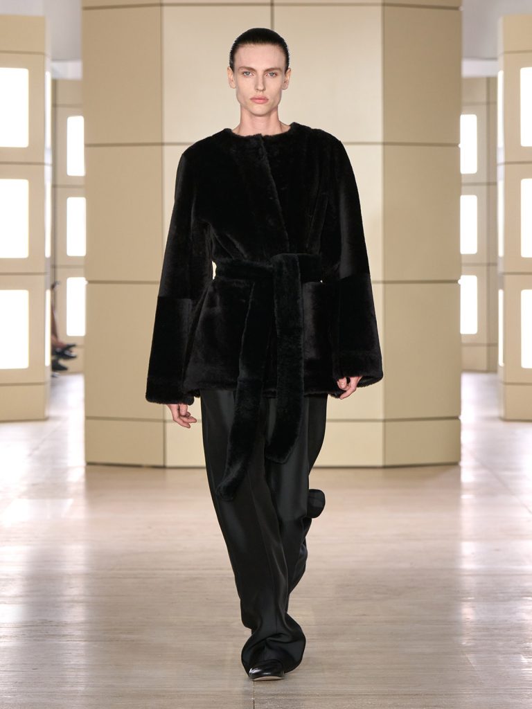 COS AW26 SHOW LOOK 44 - Moda anilor ’20 reinterpretata in colectia COS toamna-iarna 2026
