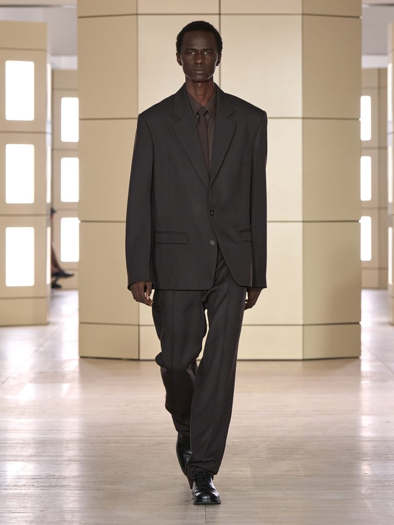 COS AW26 SHOW LOOK 45 - Moda anilor ’20 reinterpretata in colectia COS toamna-iarna 2026