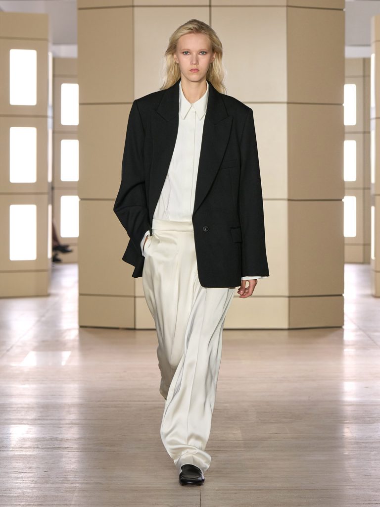 COS AW26 SHOW LOOK 46 - Moda anilor ’20 reinterpretata in colectia COS toamna-iarna 2026