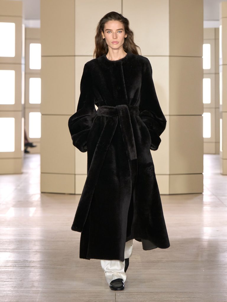 COS AW26 SHOW LOOK 47 - Moda anilor ’20 reinterpretata in colectia COS toamna-iarna 2026