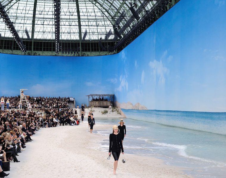 Chanel si arta de a crea un spectacol 10 - Chanel: arta de a crea un spectacol