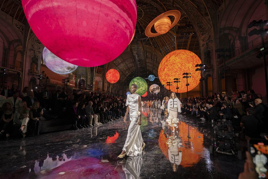 Chanel si arta de a crea un spectacol - Chanel: arta de a crea un spectacol