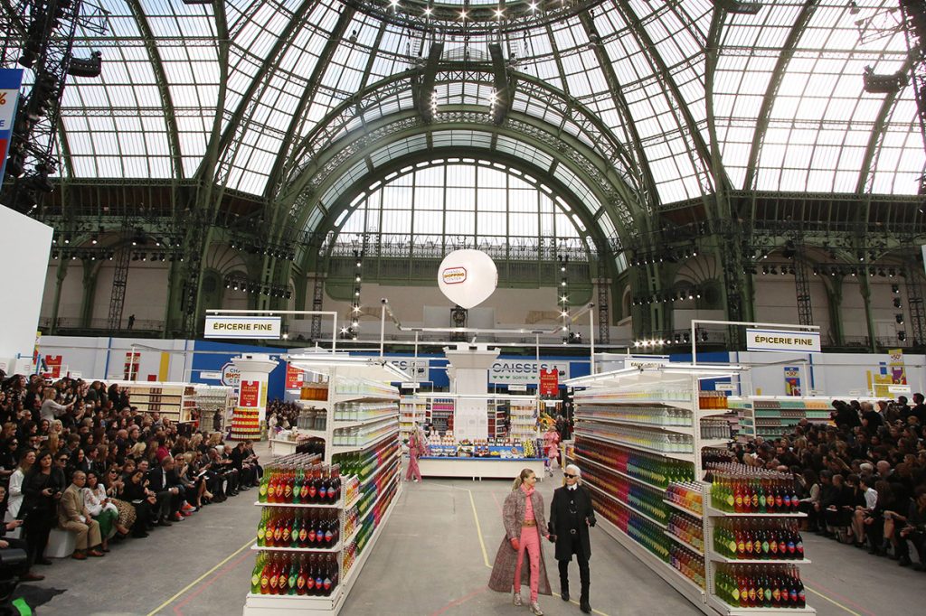 Chanel si arta de a crea un spectacol 6 - Chanel: arta de a crea un spectacol