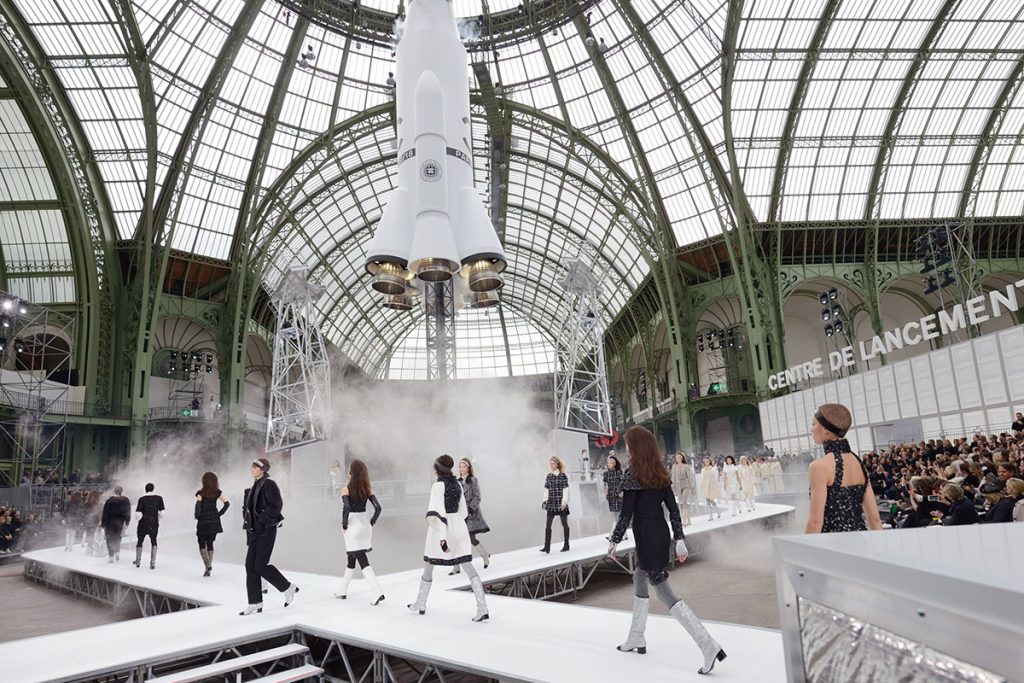 Chanel si arta de a crea un spectacol 8 - Chanel: arta de a crea un spectacol