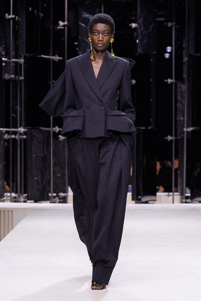 Le smoking feminitate la patru ace Givenchy - Le smoking, feminitate la patru ace