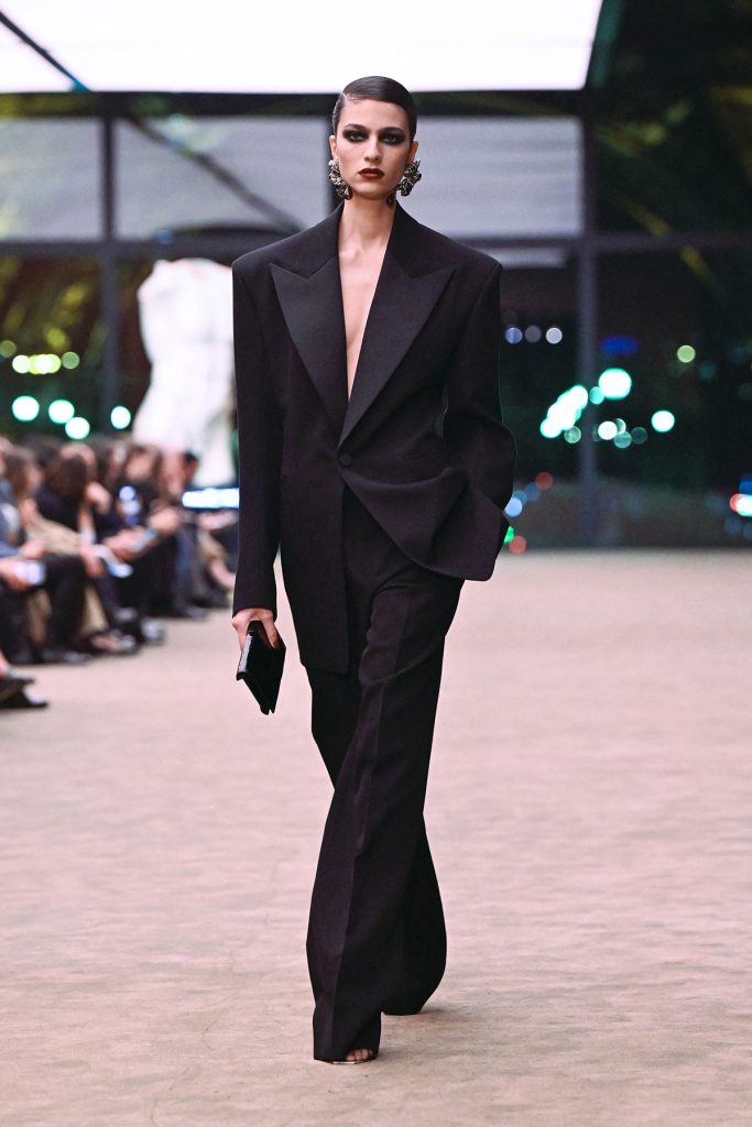 Le smoking feminitate la patru ace Saint Laurent 1 - Le smoking, feminitate la patru ace