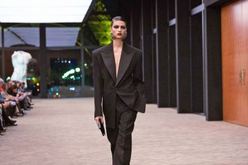 Le smoking feminitate la patru ace Saint Laurent - Le smoking, feminitate la patru ace