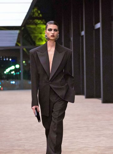 Le smoking feminitate la patru ace Saint Laurent - Le smoking, feminitate la patru ace