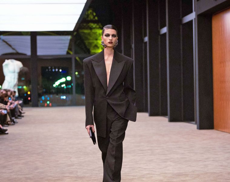 Le smoking feminitate la patru ace Saint Laurent - Le smoking, feminitate la patru ace