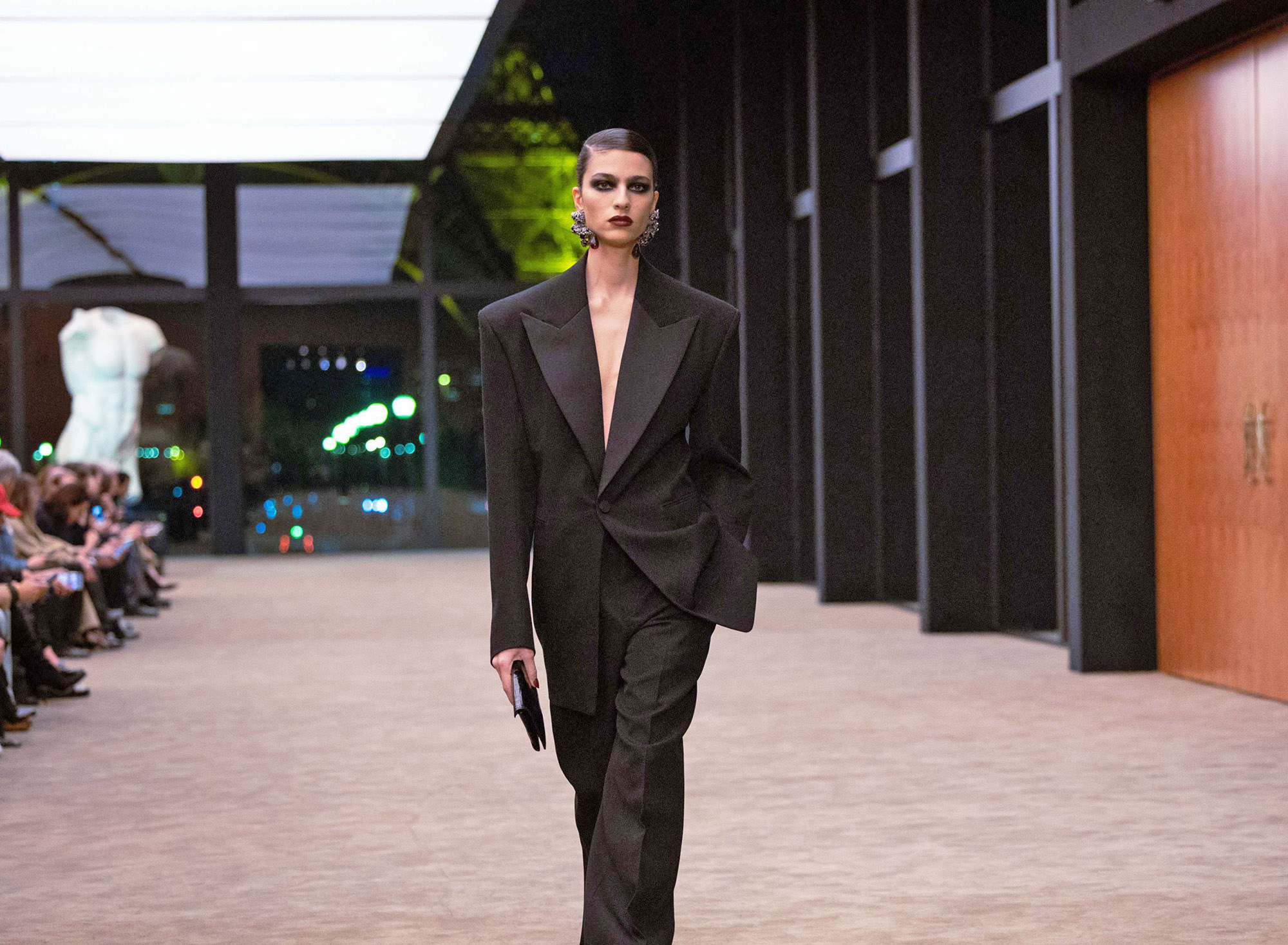 Le smoking feminitate la patru ace Saint Laurent - Le smoking, feminitate la patru ace