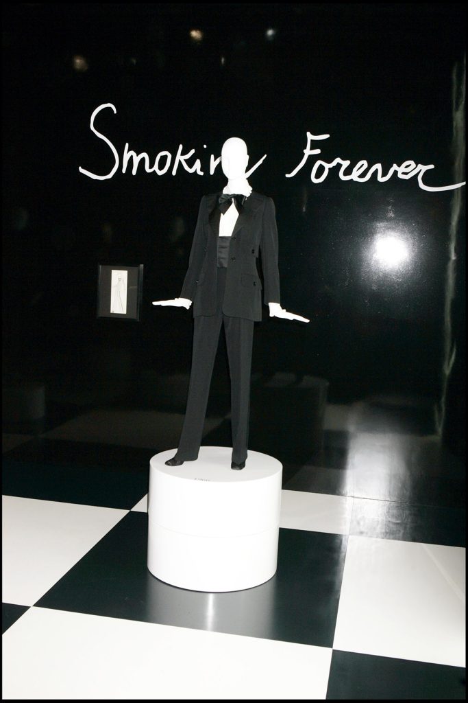 Le smoking feminitate la patru ace Smoking Forever - Le smoking, feminitate la patru ace