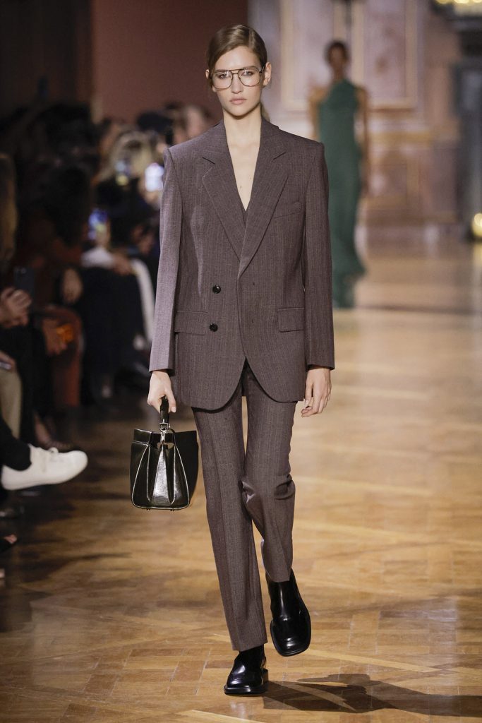 Le smoking feminitate la patru ace Victoria Beckham - Le smoking, feminitate la patru ace