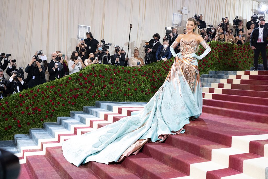 Met Gala Mai mult decat aparitii pe covorul rosu Blake Lively 1 - Met Gala: Mai mult decat aparitii pe covorul rosu