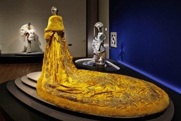 Met Gala Mai mult decat aparitii pe covorul rosu Guo Pei tinuta purtata de Rihanna - Met Gala: Mai mult decat aparitii pe covorul rosu