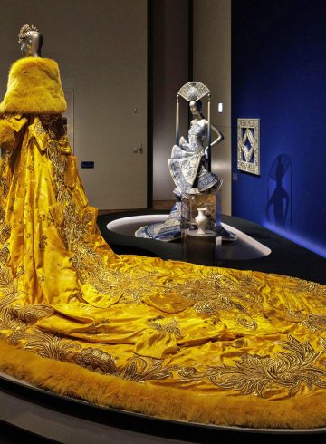 Met Gala Mai mult decat aparitii pe covorul rosu Guo Pei tinuta purtata de Rihanna - Met Gala: Mai mult decat aparitii pe covorul rosu