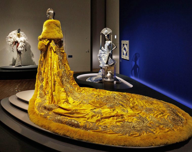 Met Gala Mai mult decat aparitii pe covorul rosu Guo Pei tinuta purtata de Rihanna - Met Gala: Mai mult decat aparitii pe covorul rosu