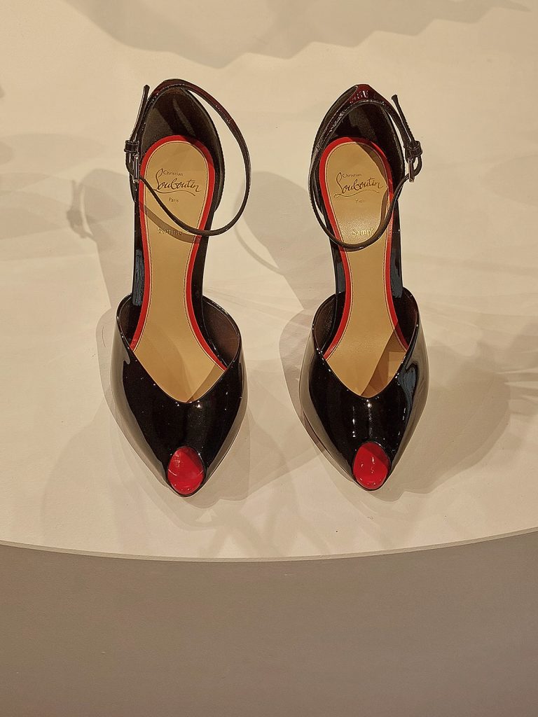 Christian Louboutin primavara vara 2027 11 - Pantofii Christian Louboutin si marea ca inspiratie din 1986 pana la colectia primavara-vara 2027