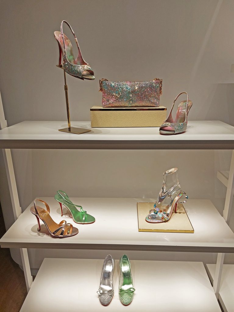 Christian Louboutin primavara vara 2027 12 - Pantofii Christian Louboutin si marea ca inspiratie din 1986 pana la colectia primavara-vara 2027