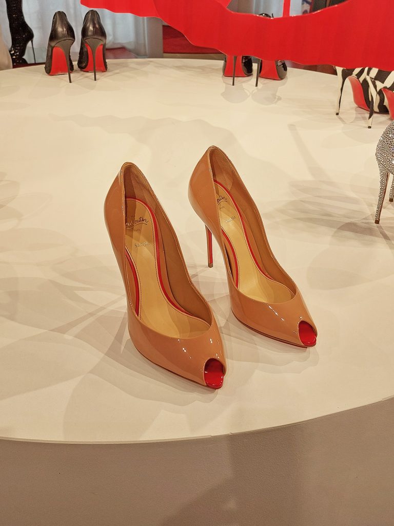 Christian Louboutin primavara vara 2027 14 - Pantofii Christian Louboutin si marea ca inspiratie din 1986 pana la colectia primavara-vara 2027