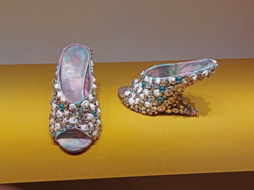 Christian Louboutin primavara vara 2027 5 - Pantofii Christian Louboutin si marea ca inspiratie din 1986 pana la colectia primavara-vara 2027
