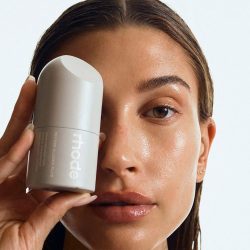Hailey Bieber commercialise sa gamme de soins de peau "Rhode"