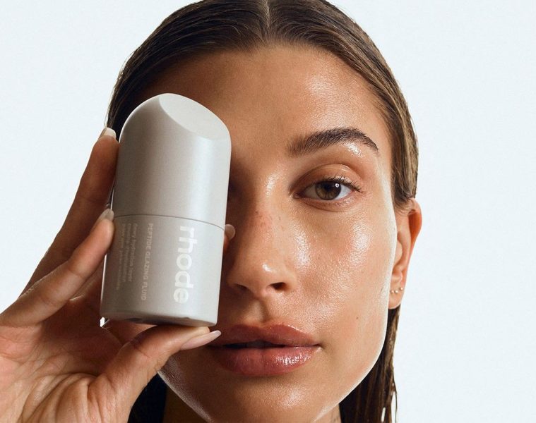 Fenomenul Rhode Hailey Bieber 2 - Fenomenul Rhode, un brand care atrage atentia si ramane relevant