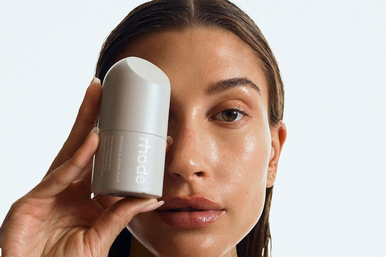 Fenomenul Rhode Hailey Bieber 2 - Fenomenul Rhode, un brand care atrage atentia si ramane relevant
