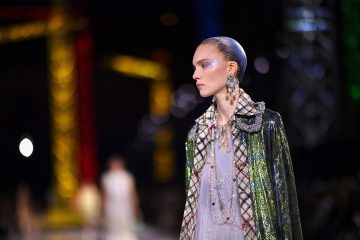 cate povesti incap intr un colier din perle Chanel - Cate povesti incap intr-un colier din perle