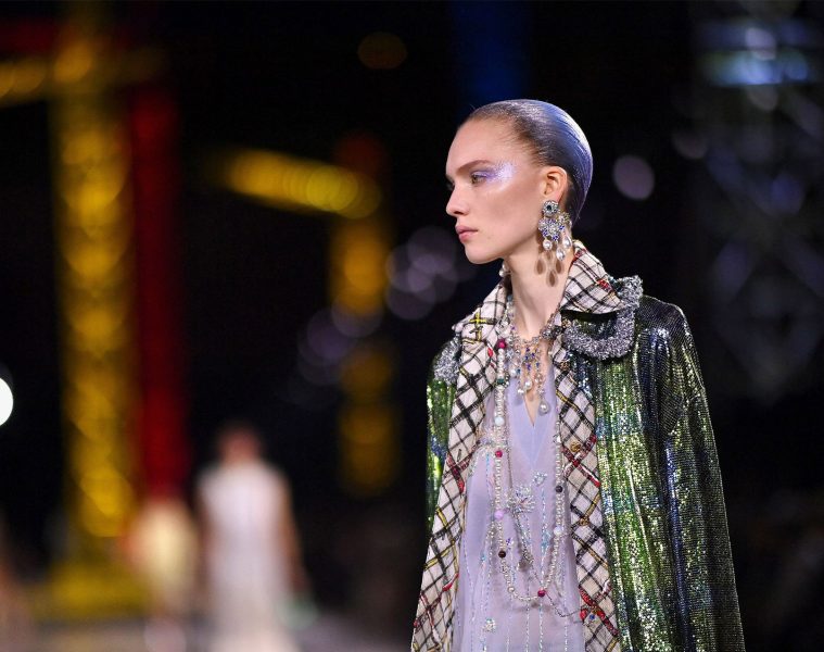 cate povesti incap intr un colier din perle Chanel - Cate povesti incap intr-un colier din perle