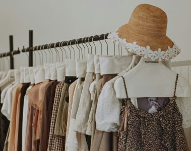 piesele vintage la moda sou jest unsplash - Hainele vintage, prezente intr-o moda mereu in schimbare