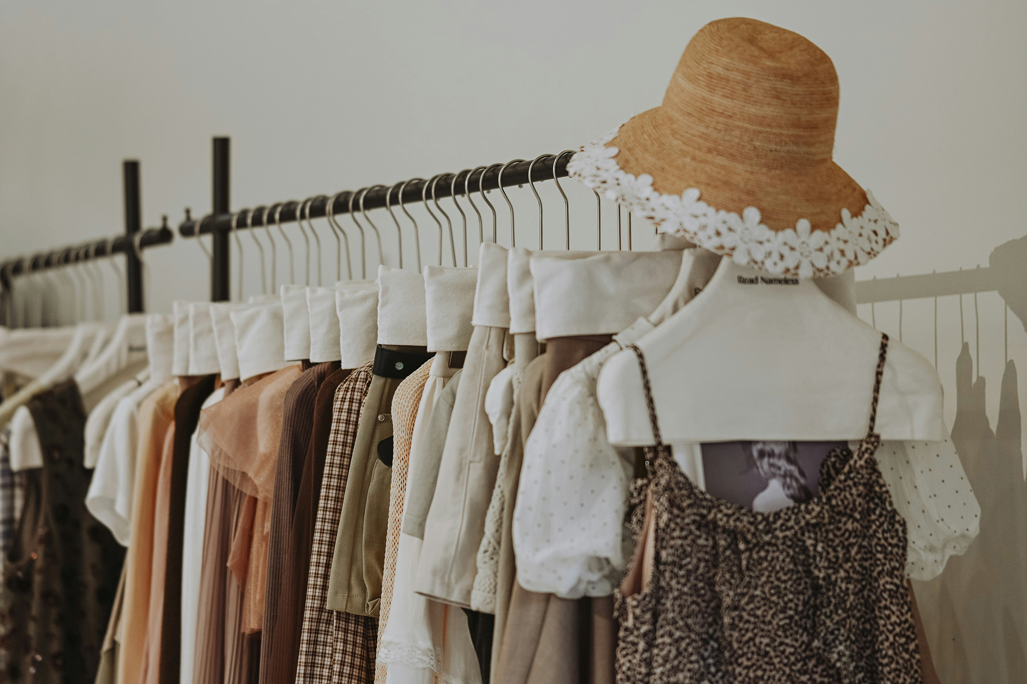 piesele vintage la moda sou jest unsplash - Hainele vintage, prezente intr-o moda mereu in schimbare
