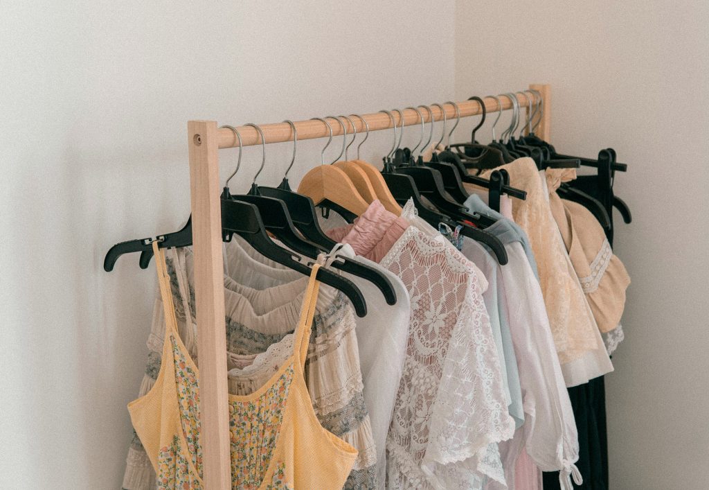 piesele vintage la moda unsplash - Hainele vintage, prezente intr-o moda mereu in schimbare